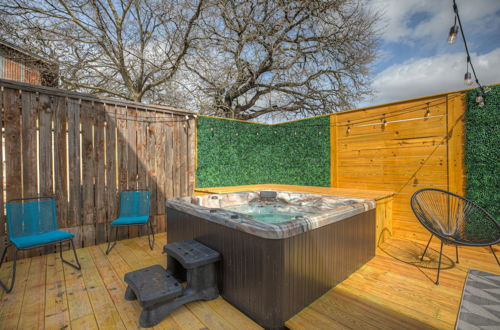 Foto 47 - Luxury Modern Home With Hot tub Deck & Firepit