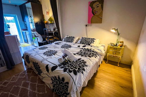 Photo 1 - Large 1-bed Studio in London Well Equipped