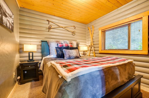 Photo 3 - Spacious Packwood Cabin w/ Hot Tub - Near River