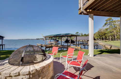 Foto 17 - Spacious Lake Livingston Home w/ Decks & Fire Pit