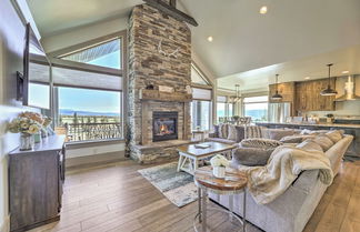 Foto 1 - Stunning Valley Home w/ Furnished Deck & Mtn Views