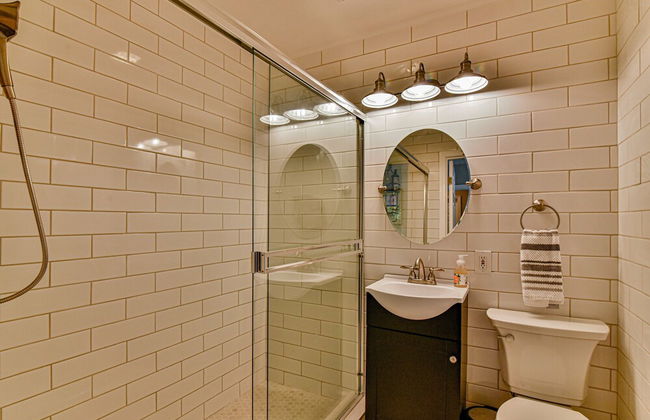 2 BR apt near Mtn to Sea Hiking Trail - Photo 18