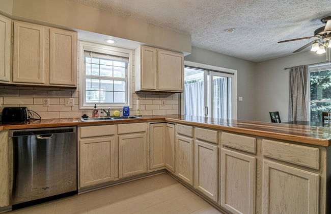 2 BR apt near Mtn to Sea Hiking Trail - Photo 3