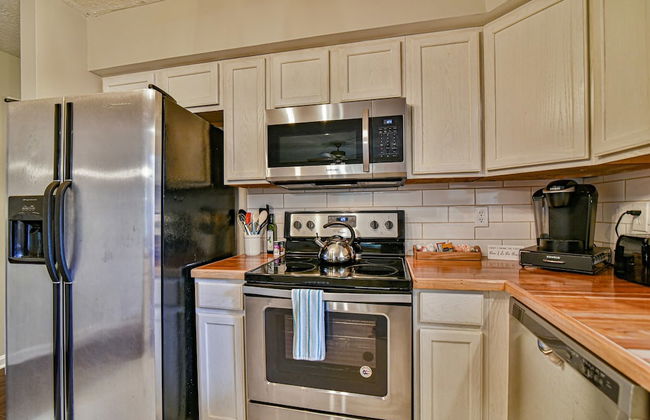 2 BR apt near Mtn to Sea Hiking Trail - Photo 5