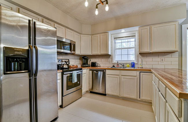 2 BR apt near Mtn to Sea Hiking Trail - Photo 4