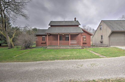 Foto 15 - Quaint Winesburg Cottage w/ Porch & Pond