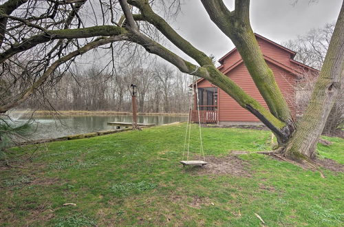 Foto 14 - Quaint Winesburg Cottage w/ Porch & Pond