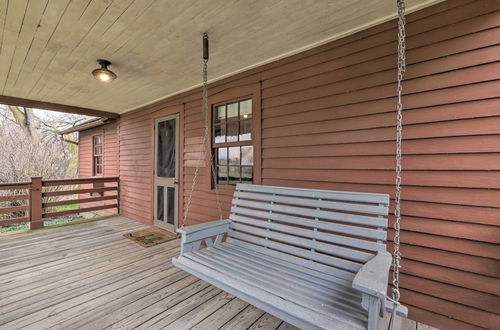 Foto 6 - Quaint Winesburg Cottage w/ Porch & Pond