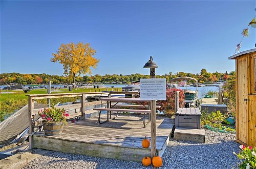 Foto 29 - Charming Saratoga Lake Retreat w/ Dock Access