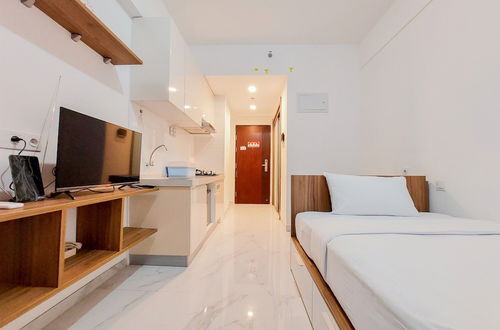 Photo 1 - Homey And Warm Studio Room At Sky House Bsd Apartment