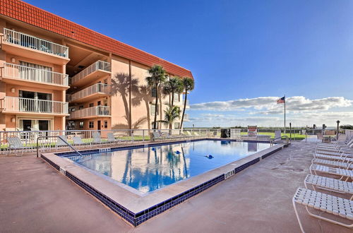 Foto 8 - Sunny Cocoa Beach Condo: Balcony & Community Pool