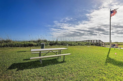 Foto 5 - Sunny Cocoa Beach Condo: Balcony & Community Pool