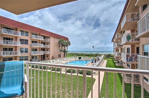 Foto 15 - Sunny Cocoa Beach Condo: Balcony & Community Pool