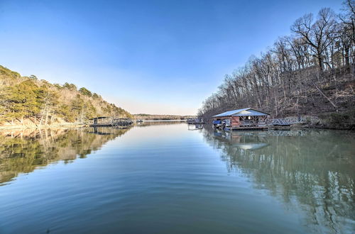 Foto 2 - Spacious Home on Beaver Lake w/ Deck & Fire Pit