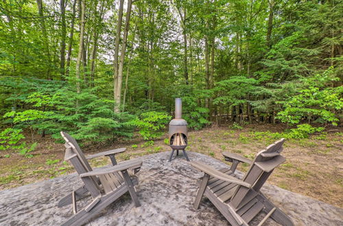 Photo 9 - Cozy Whitehall Hideaway w/ Hot Tub + Chiminea