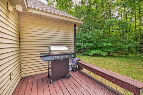 Photo 27 - Cozy Whitehall Hideaway w/ Hot Tub + Chiminea