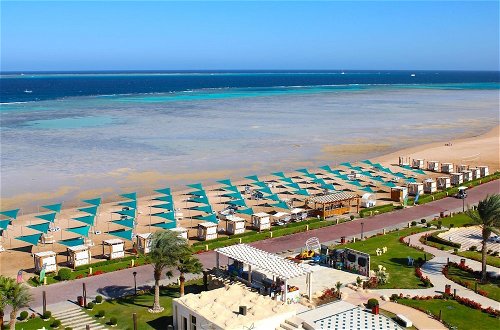 Photo 30 - Beachfront in 5 Star Hotel With Reef Hurghada