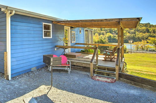 Photo 22 - 'granvilles Blue Cottage' Porch & River View