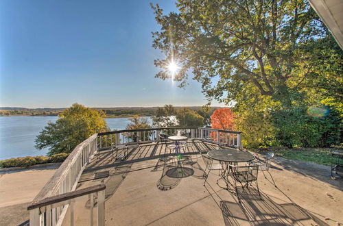 Photo 16 - Watch the Sunrise at This Quaint Lake-view Cottage