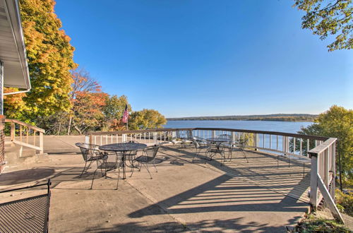 Photo 7 - Watch the Sunrise at This Quaint Lake-view Cottage