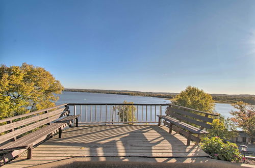 Photo 21 - Watch the Sunrise at This Quaint Lake-view Cottage