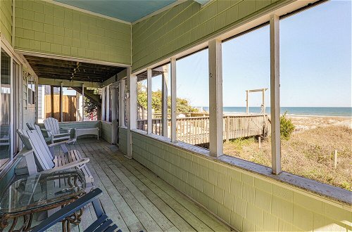 Foto 19 - Oceanfront Gem w/ Rooftop Deck: Steps to Sand