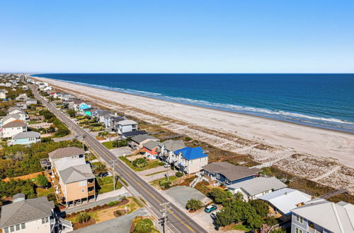 Foto 9 - Oceanfront Gem w/ Rooftop Deck: Steps to Sand