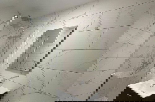 Foto 14 - Boutique Luxury Townhouse 3 Floors Designer Home