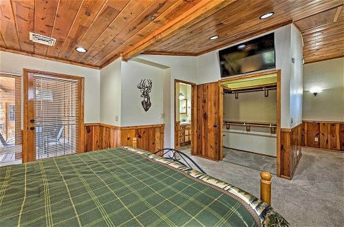 Foto 8 - Expansive Family Cabin w/ 2 Decks & Game Room