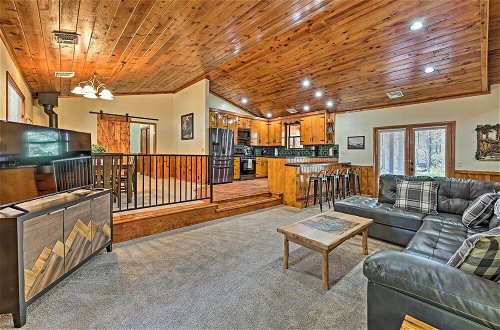 Foto 9 - Expansive Family Cabin w/ 2 Decks & Game Room