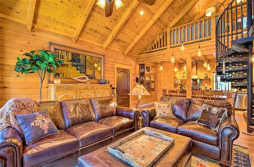 Foto 9 - Luxury Mountain Cabin w/ Furnished Deck + Views