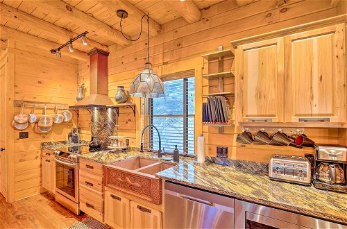 Foto 3 - Luxury Mountain Cabin w/ Furnished Deck + Views