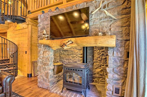 Foto 16 - Luxury Mountain Cabin w/ Furnished Deck + Views
