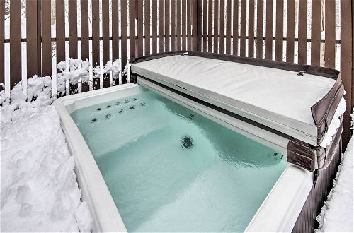 Foto 26 - Modern Mountain Retreat w/ Deck + Hot Tub