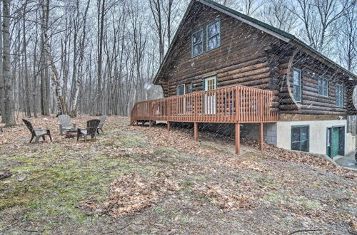 Foto 10 - Secluded Gaylord Cabin w/ Deck, Fire Pit & Grill