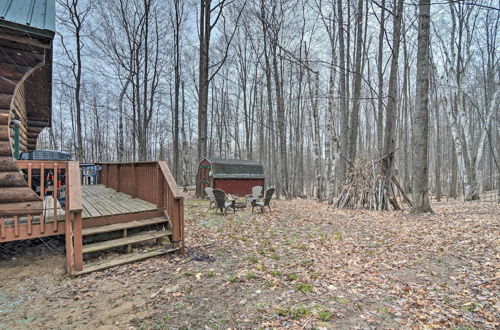 Foto 11 - Secluded Gaylord Cabin w/ Deck, Fire Pit & Grill