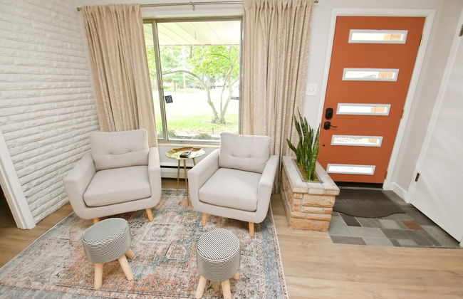 Mid Century Modern With Modern Touches 10 min Walk to Notre Dame 1831 - Photo 4