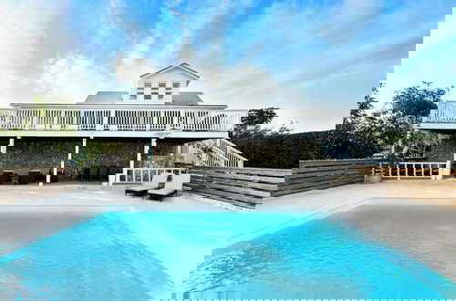 Foto 17 - Coastal Comfort: Charming Cottage With Private Pool