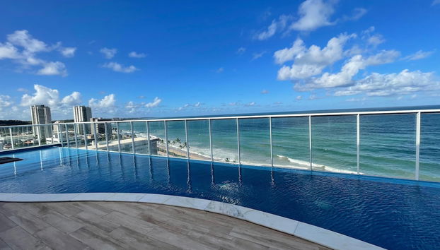 Piscina no piso superior