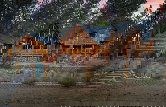 Foto 1 - Pinetree Place by Avantstay Group Cabin w/ Hot Tub Minutes to the Lake