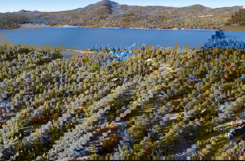Foto 42 - Pinetree Place by Avantstay Group Cabin w/ Hot Tub Minutes to the Lake