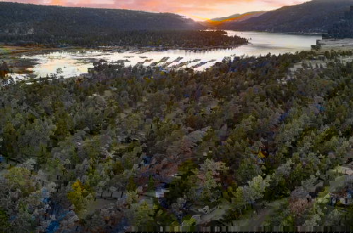 Foto 4 - Pinetree Place by Avantstay Group Cabin w/ Hot Tub Minutes to the Lake