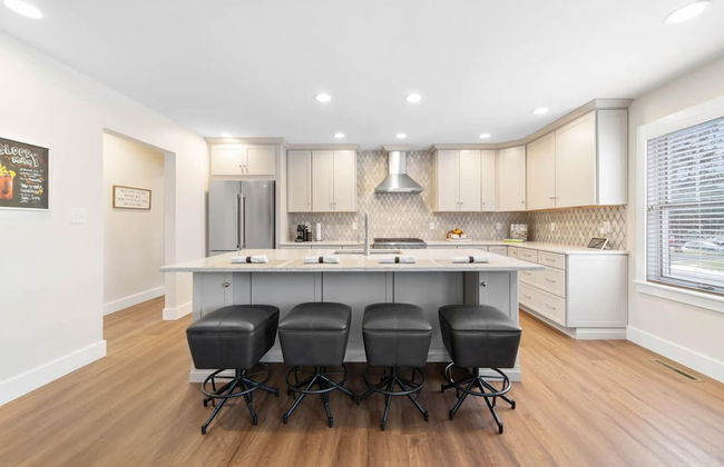 Modern Home Just 10 Mins to Notre Dame 18384 - Photo 8