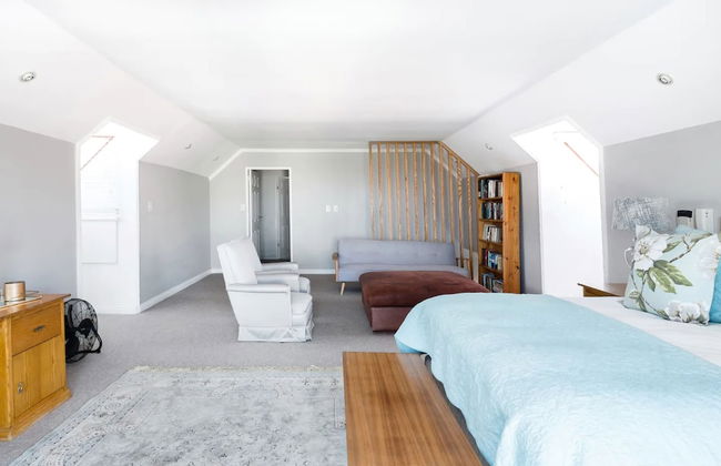 3 Bedroom Hilltop Home With Spectacular Views - Photo 9