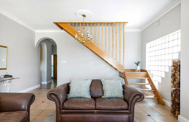 3 Bedroom Hilltop Home With Spectacular Views - Photo 20