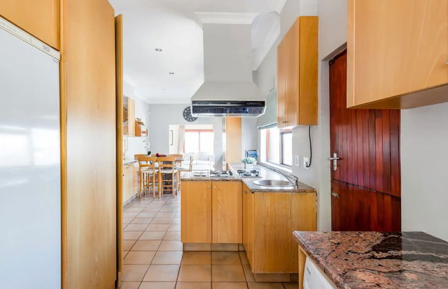 3 Bedroom Hilltop Home With Spectacular Views - Photo 13