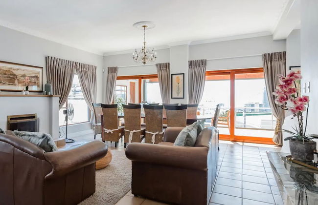 3 Bedroom Hilltop Home With Spectacular Views - Photo 18