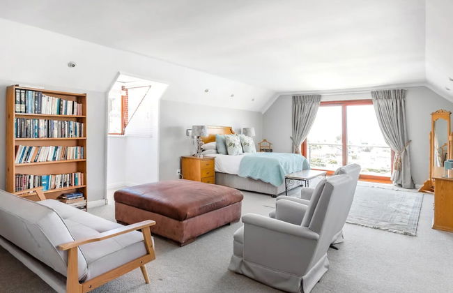 3 Bedroom Hilltop Home With Spectacular Views - Photo 32