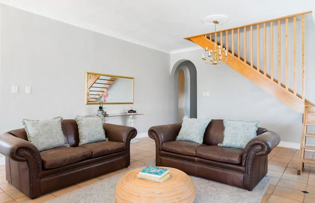 3 Bedroom Hilltop Home With Spectacular Views - Photo 19