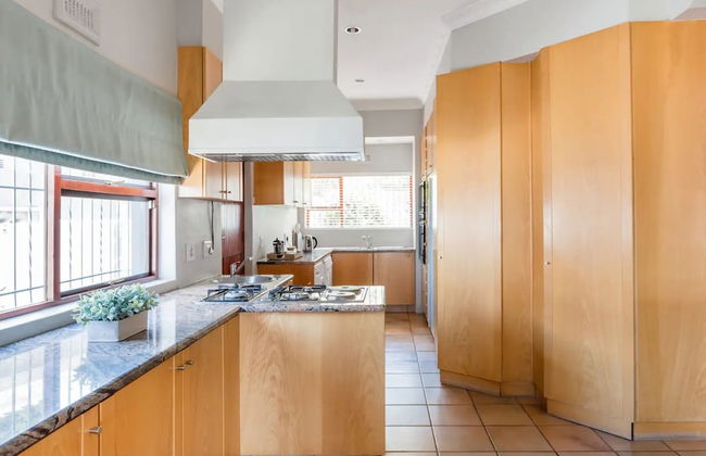 3 Bedroom Hilltop Home With Spectacular Views - Photo 14